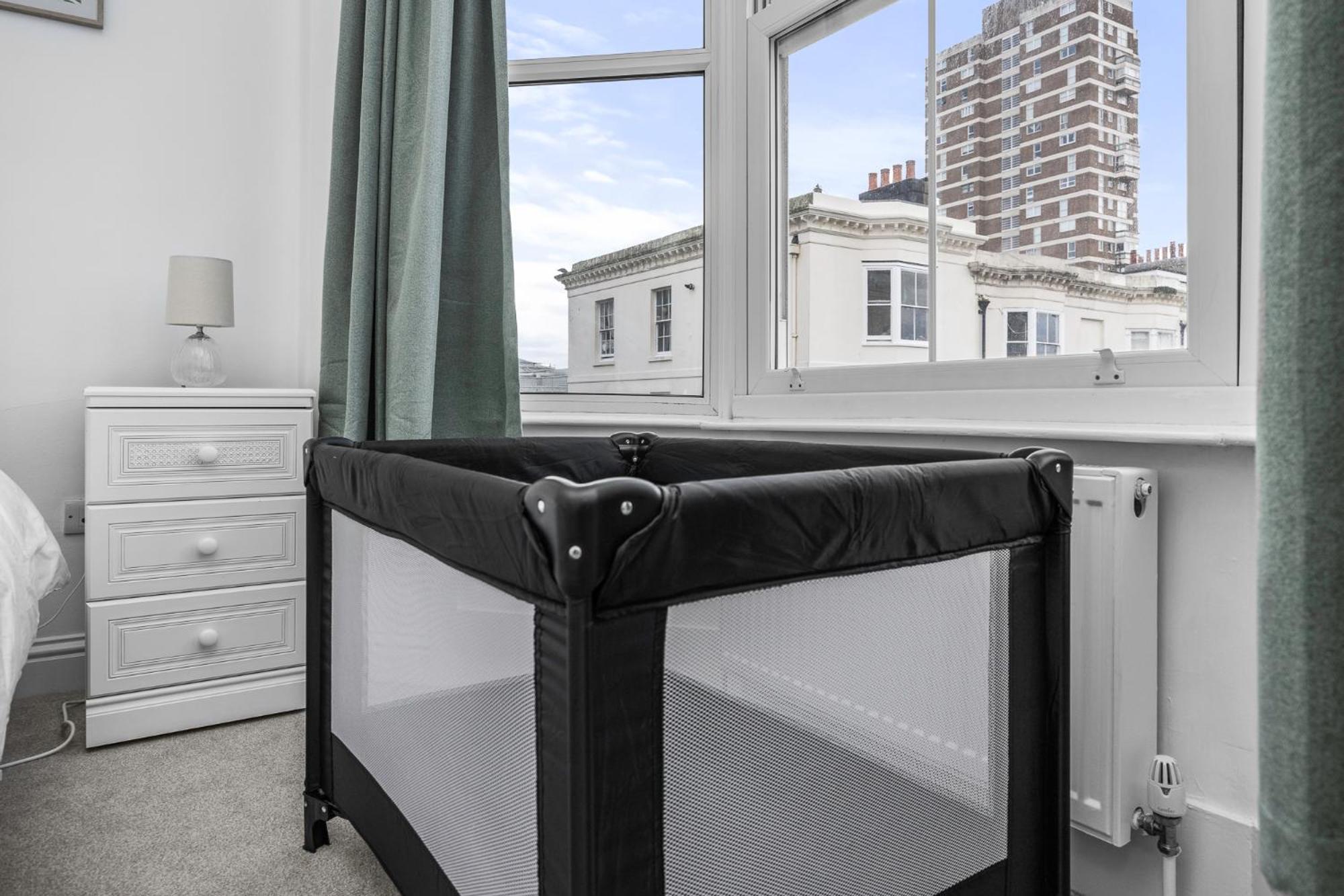 2 Bedroom Flat - With King Sized Beds, Netflix And Sky - Perfect For Contractors, Vacation Guests Or Those Relocating Brighton Eksteriør bilde