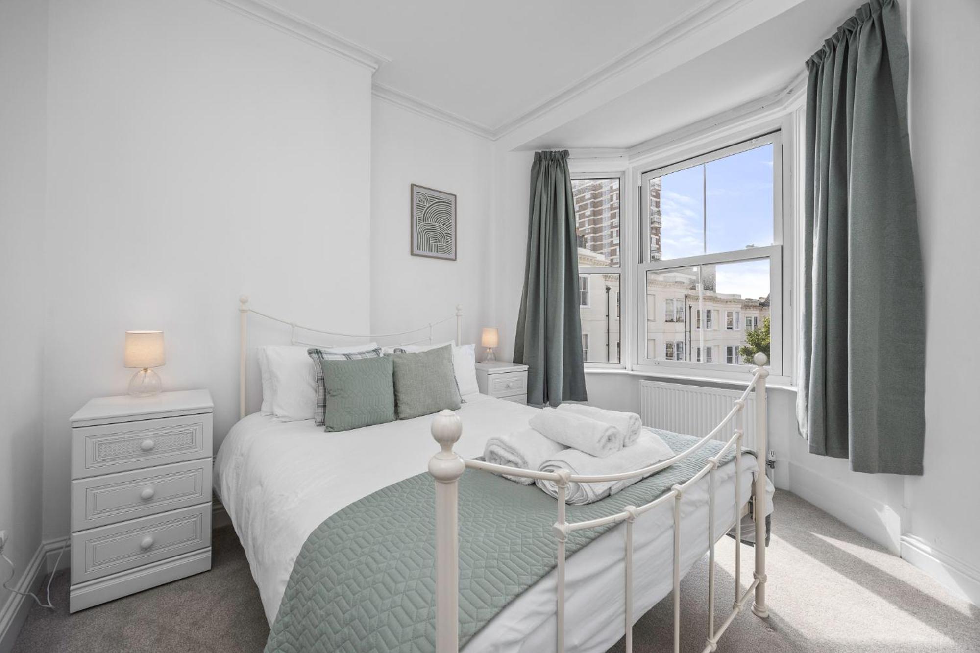 2 Bedroom Flat - With King Sized Beds, Netflix And Sky - Perfect For Contractors, Vacation Guests Or Those Relocating Brighton Eksteriør bilde