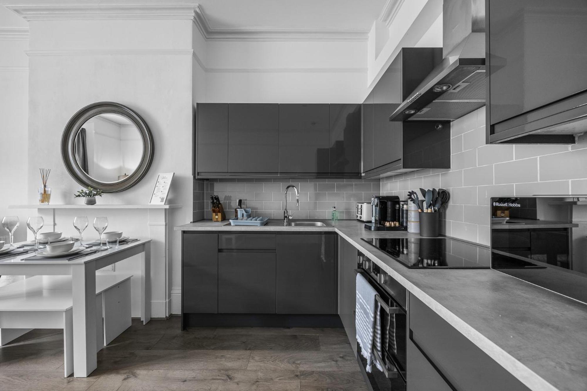 2 Bedroom Flat - With King Sized Beds, Netflix And Sky - Perfect For Contractors, Vacation Guests Or Those Relocating Brighton Eksteriør bilde