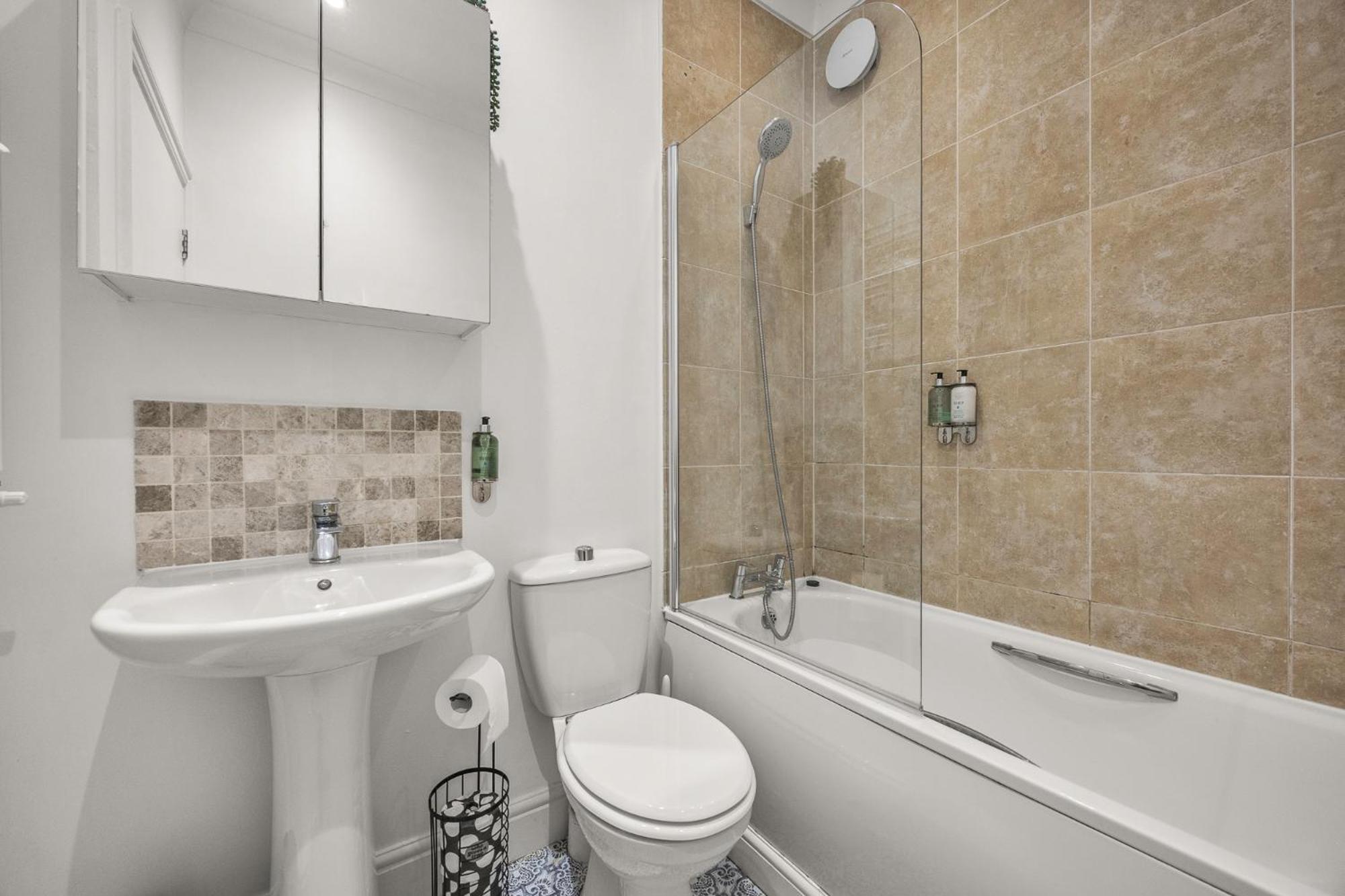 2 Bedroom Flat - With King Sized Beds, Netflix And Sky - Perfect For Contractors, Vacation Guests Or Those Relocating Brighton Eksteriør bilde