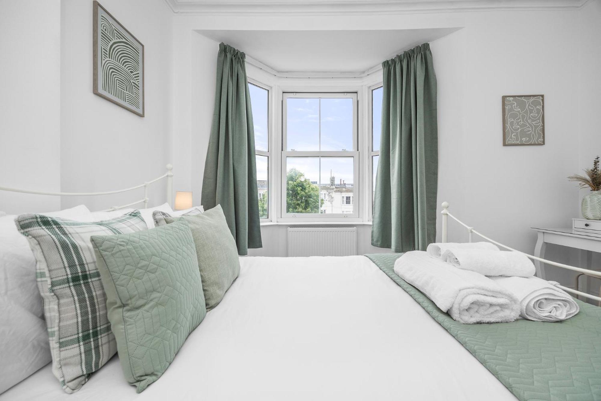 2 Bedroom Flat - With King Sized Beds, Netflix And Sky - Perfect For Contractors, Vacation Guests Or Those Relocating Brighton Eksteriør bilde