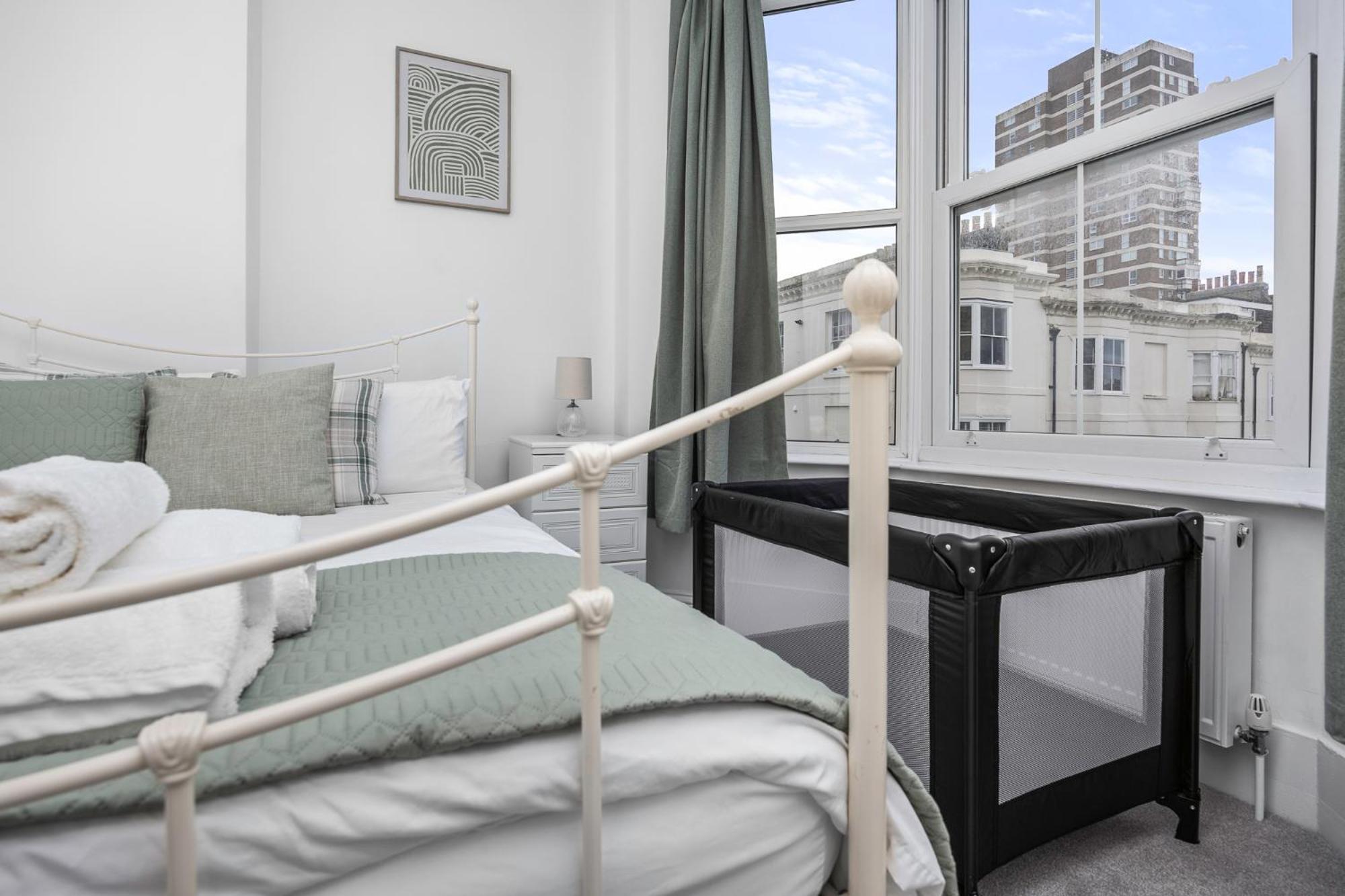2 Bedroom Flat - With King Sized Beds, Netflix And Sky - Perfect For Contractors, Vacation Guests Or Those Relocating Brighton Eksteriør bilde