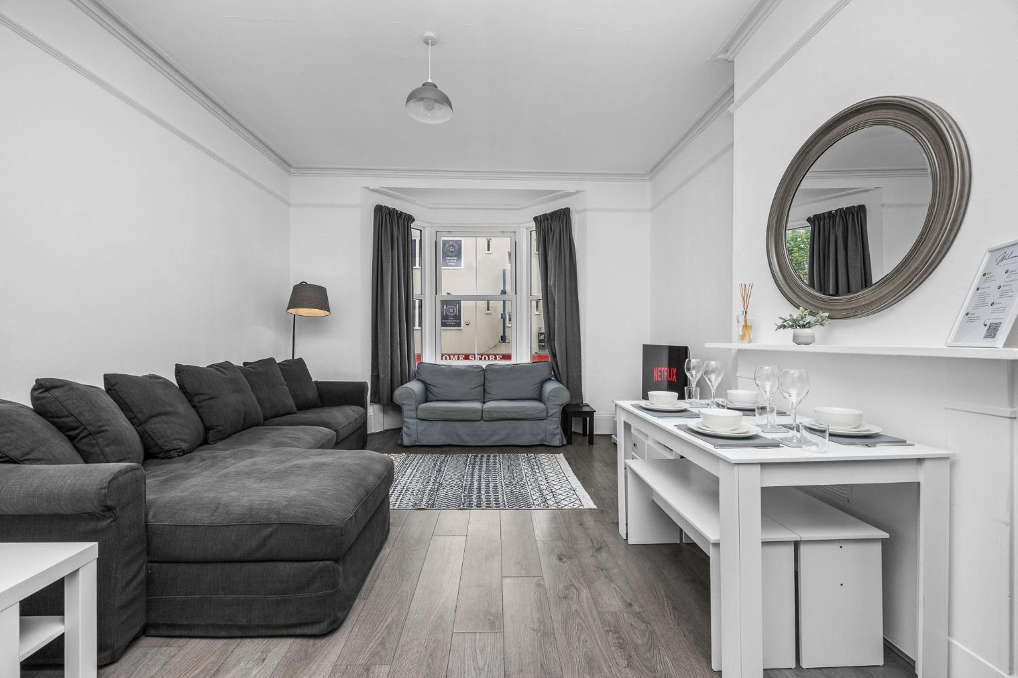 2 Bedroom Flat - With King Sized Beds, Netflix And Sky - Perfect For Contractors, Vacation Guests Or Those Relocating Brighton Eksteriør bilde
