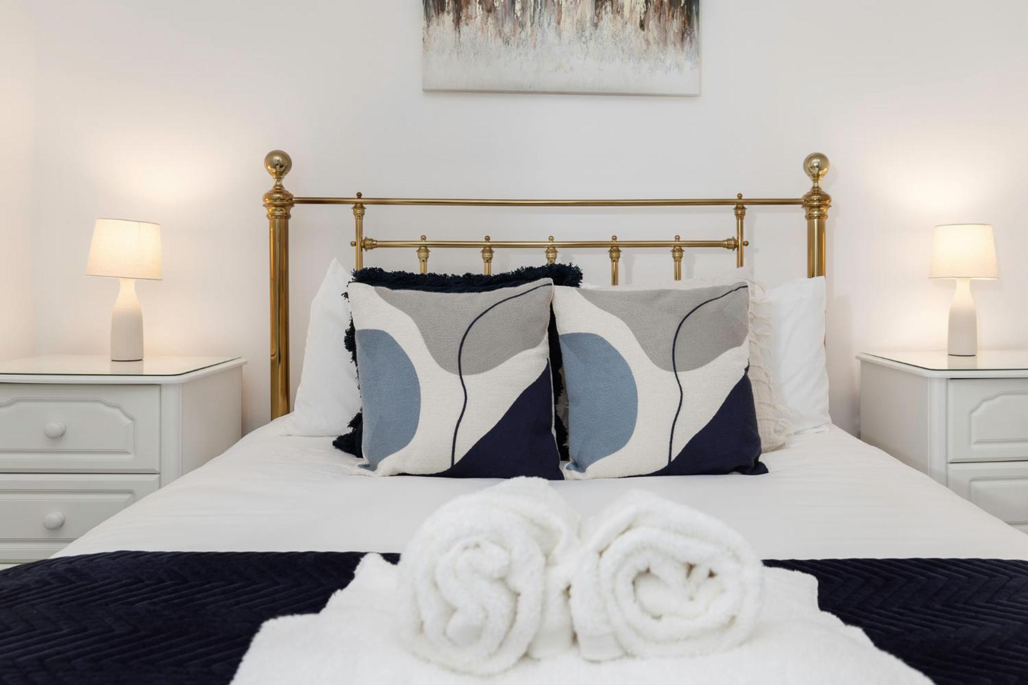 2 Bedroom Flat - With King Sized Beds, Netflix And Sky - Perfect For Contractors, Vacation Guests Or Those Relocating Brighton Eksteriør bilde