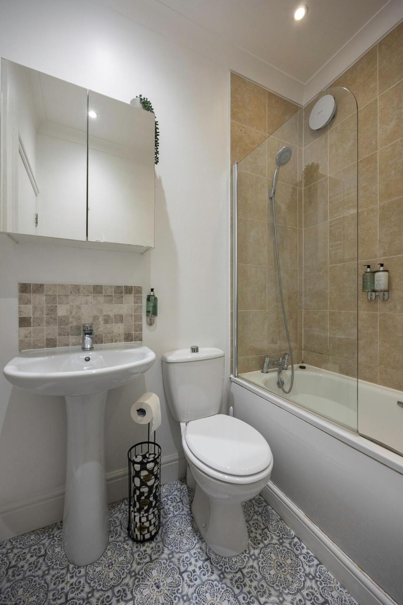 2 Bedroom Flat - With King Sized Beds, Netflix And Sky - Perfect For Contractors, Vacation Guests Or Those Relocating Brighton Eksteriør bilde