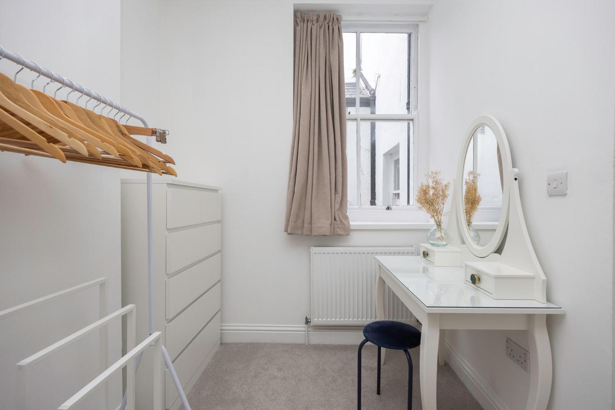 2 Bedroom Flat - With King Sized Beds, Netflix And Sky - Perfect For Contractors, Vacation Guests Or Those Relocating Brighton Eksteriør bilde