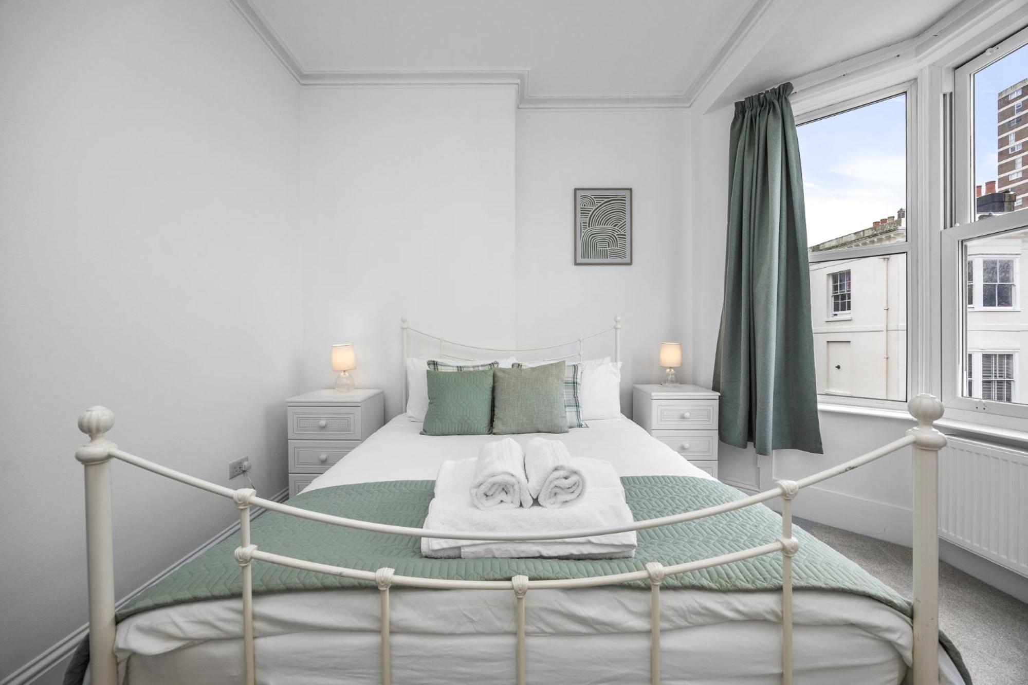 2 Bedroom Flat - With King Sized Beds, Netflix And Sky - Perfect For Contractors, Vacation Guests Or Those Relocating Brighton Eksteriør bilde